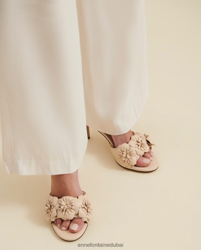 أحذية عبد اللطيف Anne Fontaine نحيف صندل جلدي بكعب البابونج مع زهور ثلاثية الأبعاد بيج/رملي T622DL33