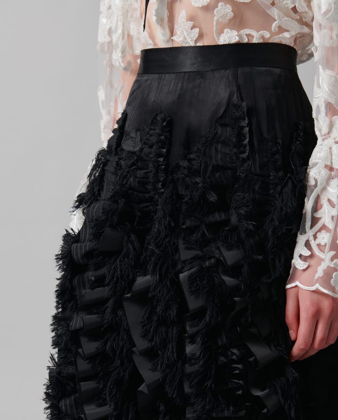 ملابس عبد اللطيف Anne Fontaine نحيف تنورة لانييل مصنوعة بحرفية من الساتان مع كشكشة متدفقة عموديًا أسود T622DL380