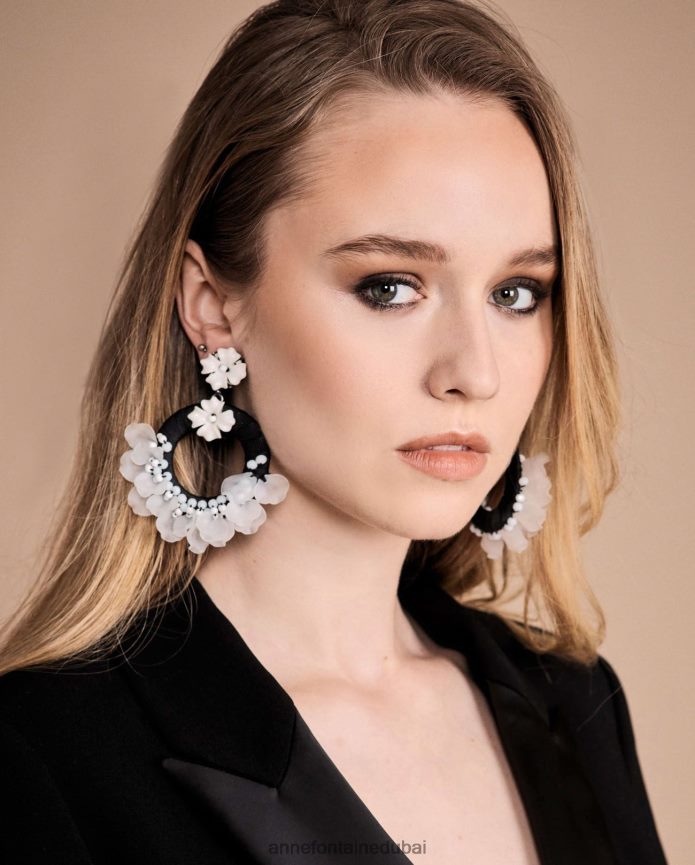 مُكَمِّلات عبد اللطيف Anne Fontaine نحيف أقراط تانا أقراط دائرية مزخرفة بالزهور أسود/أبيض T622DL586